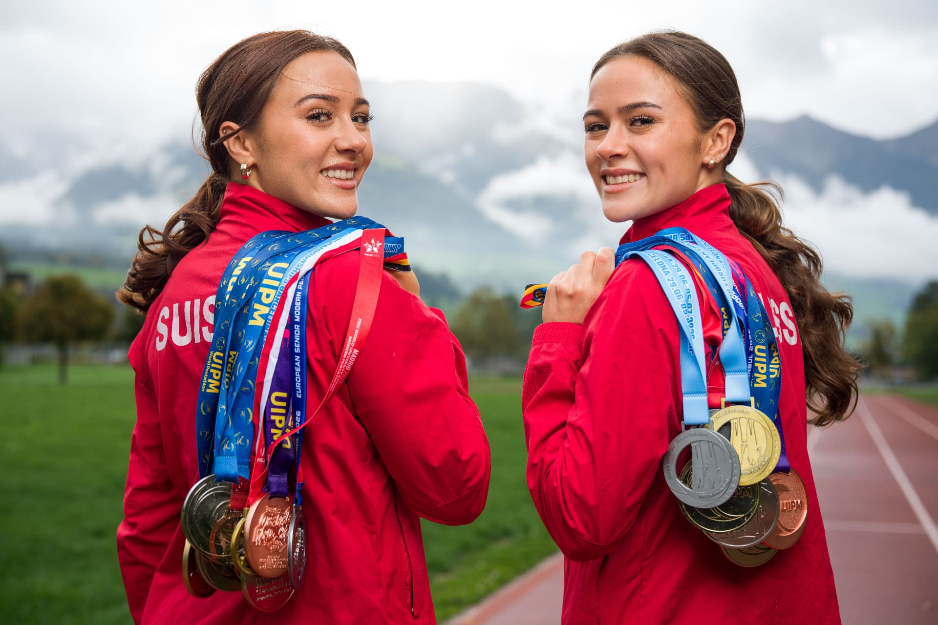 Katharina und Florina Jurt mit ihren Medaillen