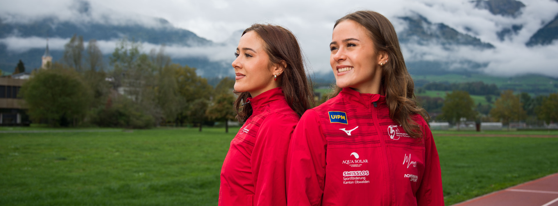 Katharina und Florina Jurt im Schweizer Nationalteam-Outfit mit den Logos ihrer Partner